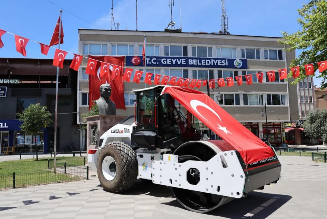 Geyve Belediyesi’ne 7 Milyon Liralık Yeni İş Makinesi