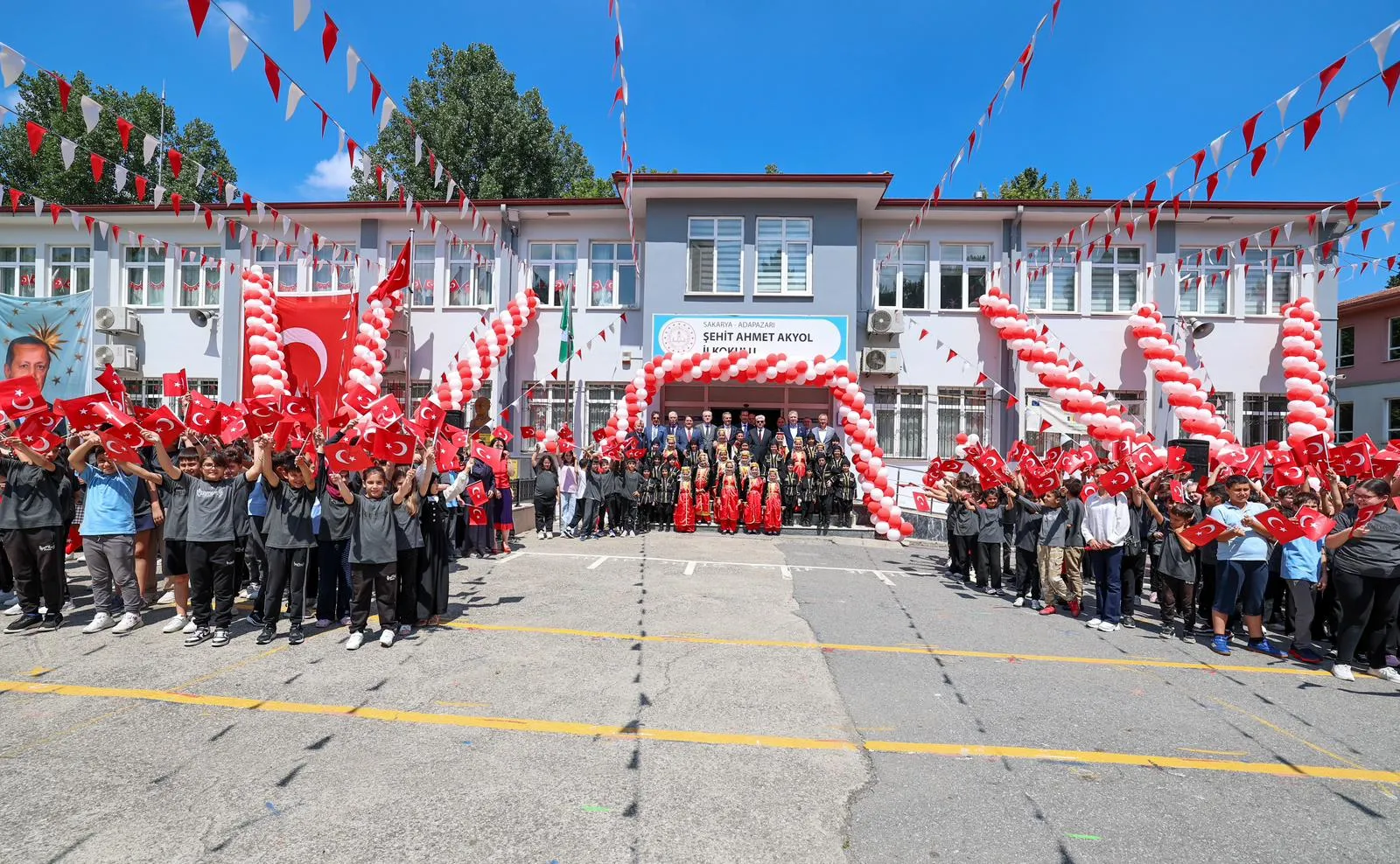 Yusuf Alemdar miniklerin karne heyecanına ortak oldu