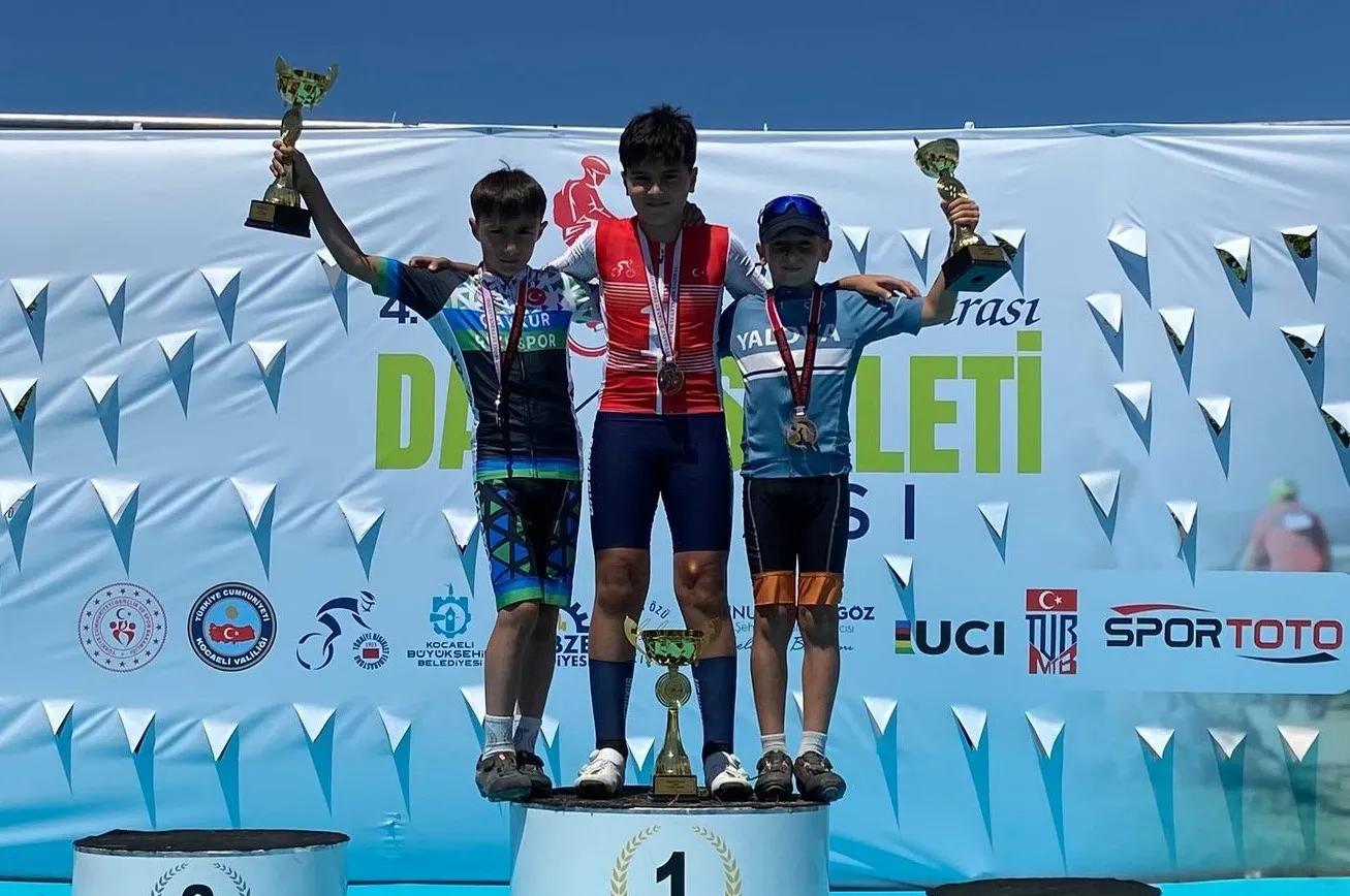 Güreşte ve bisiklette Büyükşehirli sporcular madalyaları topladı