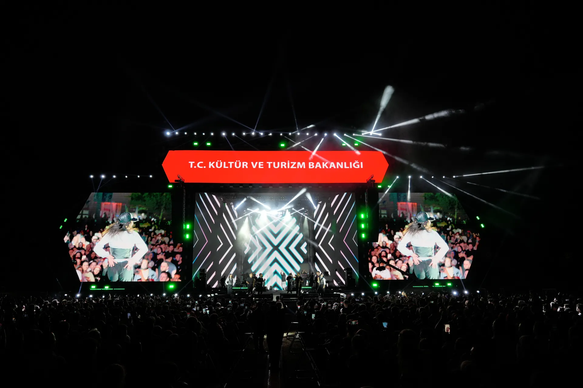 Resul Dindar festival sahnesinde kızını ağırladı