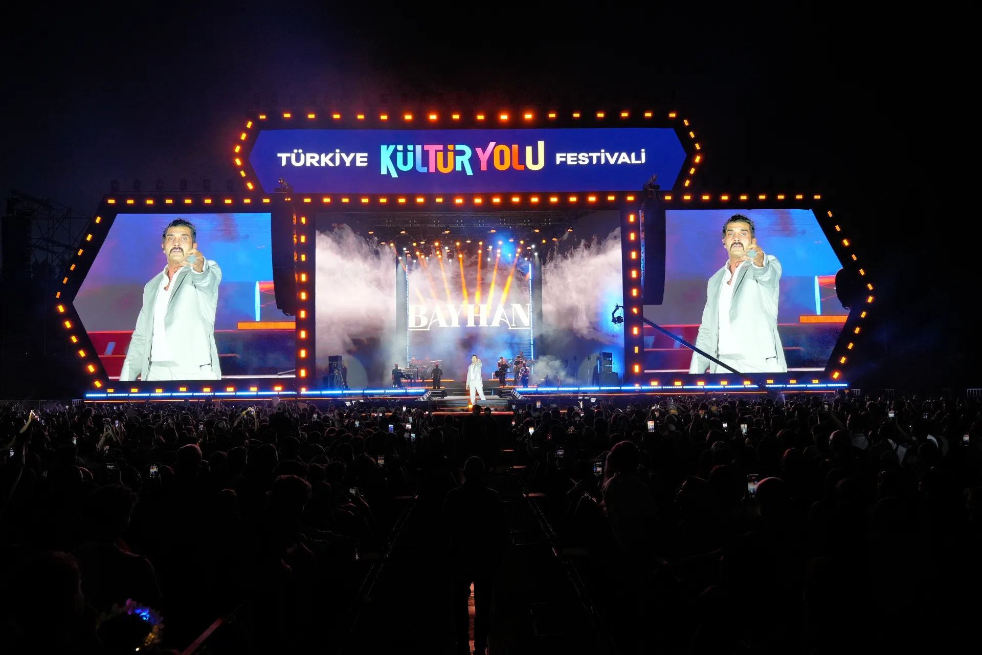 Kültür Yolu Festivali'nde Bayhan sahne aldı
