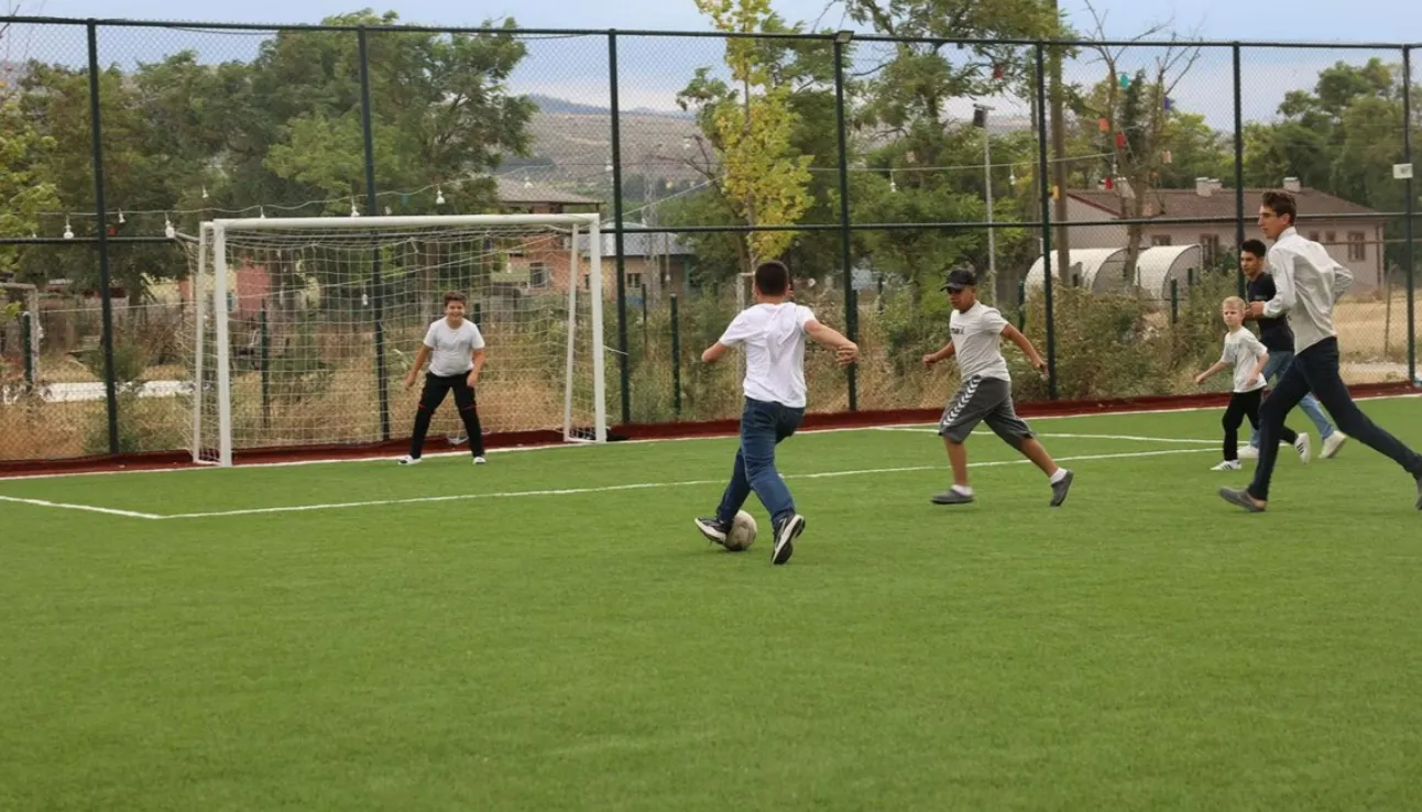 Okullar tatil oldu, Bayatlı gençler sahaya koştu