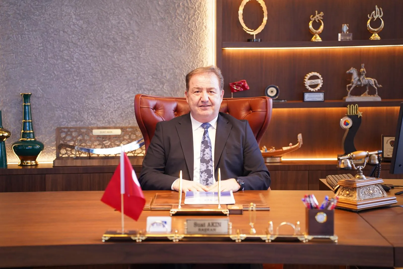 Suat Akın Kimdir?