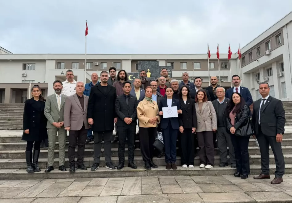 Yeni Parti'nin yeni il başkanı Selda Sezgin mazbatasını aldı