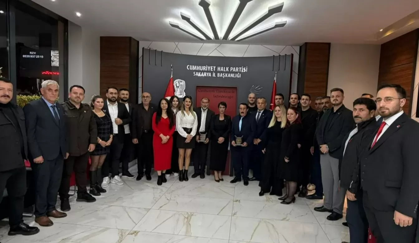 CHP Sakarya’dan 30 yıllık parti emekçilerine 103. yıl onur plaketi