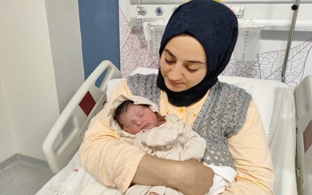 Sağlık Bakanı Koca, yeni yılın ilk bebeklerini paylaştı