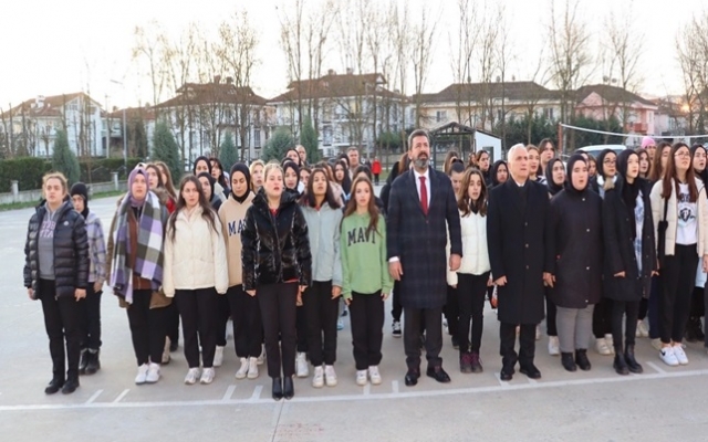 Nehrin Çocukları ve Nehrin Öğretmenleri şehitler için bir dakikalık saygı duruşunda bulundu