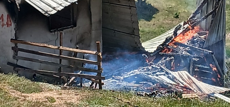 Yayla evi alev alev yandı