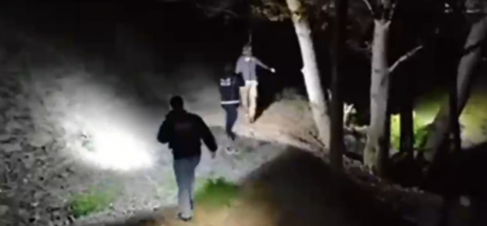 Gece karanlığında fenerlerle torbacıyı aradılar