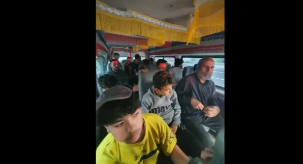 Polis takibe alıp durdurdu, araçtan 15 kaçak göçmen çıktı
