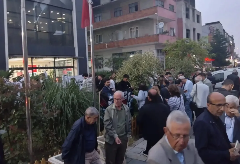 Butlan kararı sonrası CHP Sakarya Binası'nda partililer toplandı