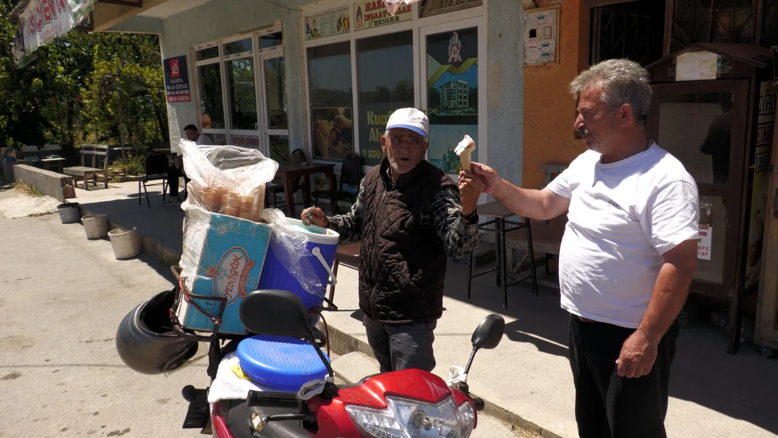 56 yıldır köy köy gezen dondurma ve helva ustası