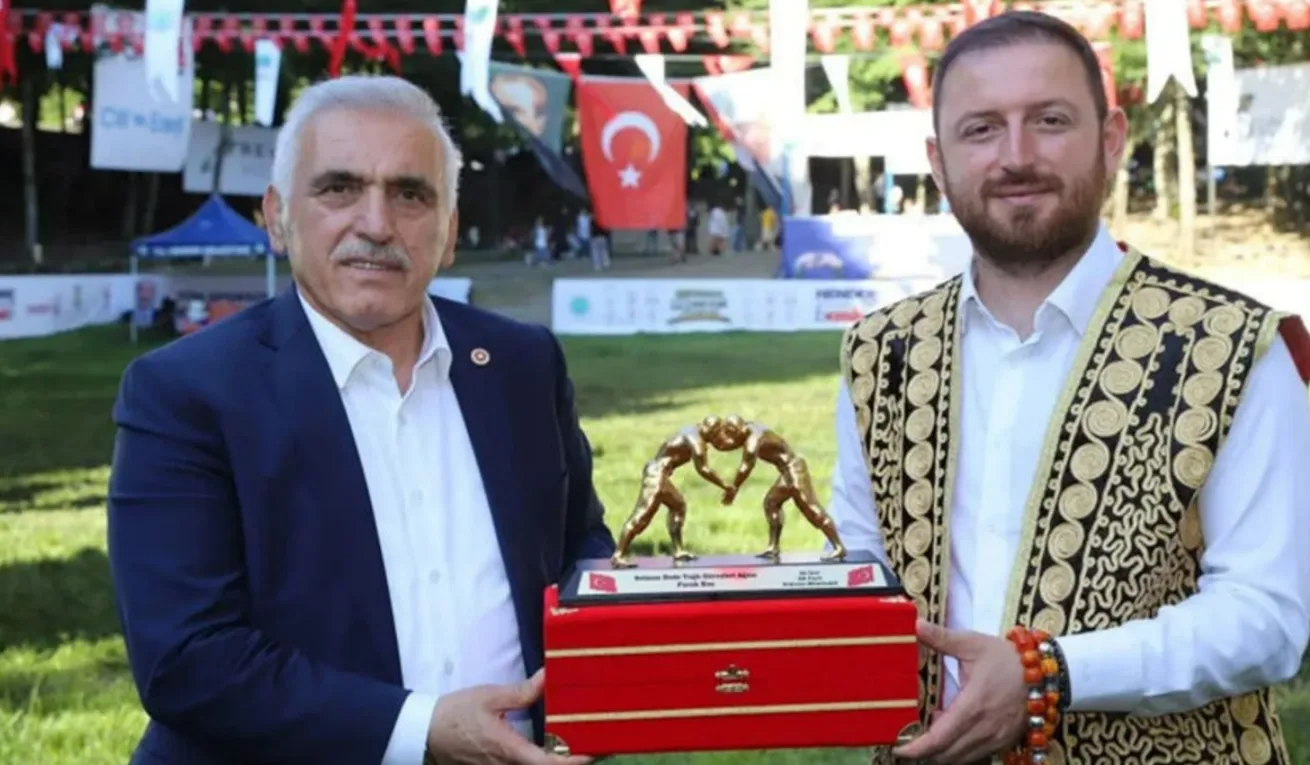 Gelenek bozulmadı : Faruk Koç yeniden güreş ağası seçildi