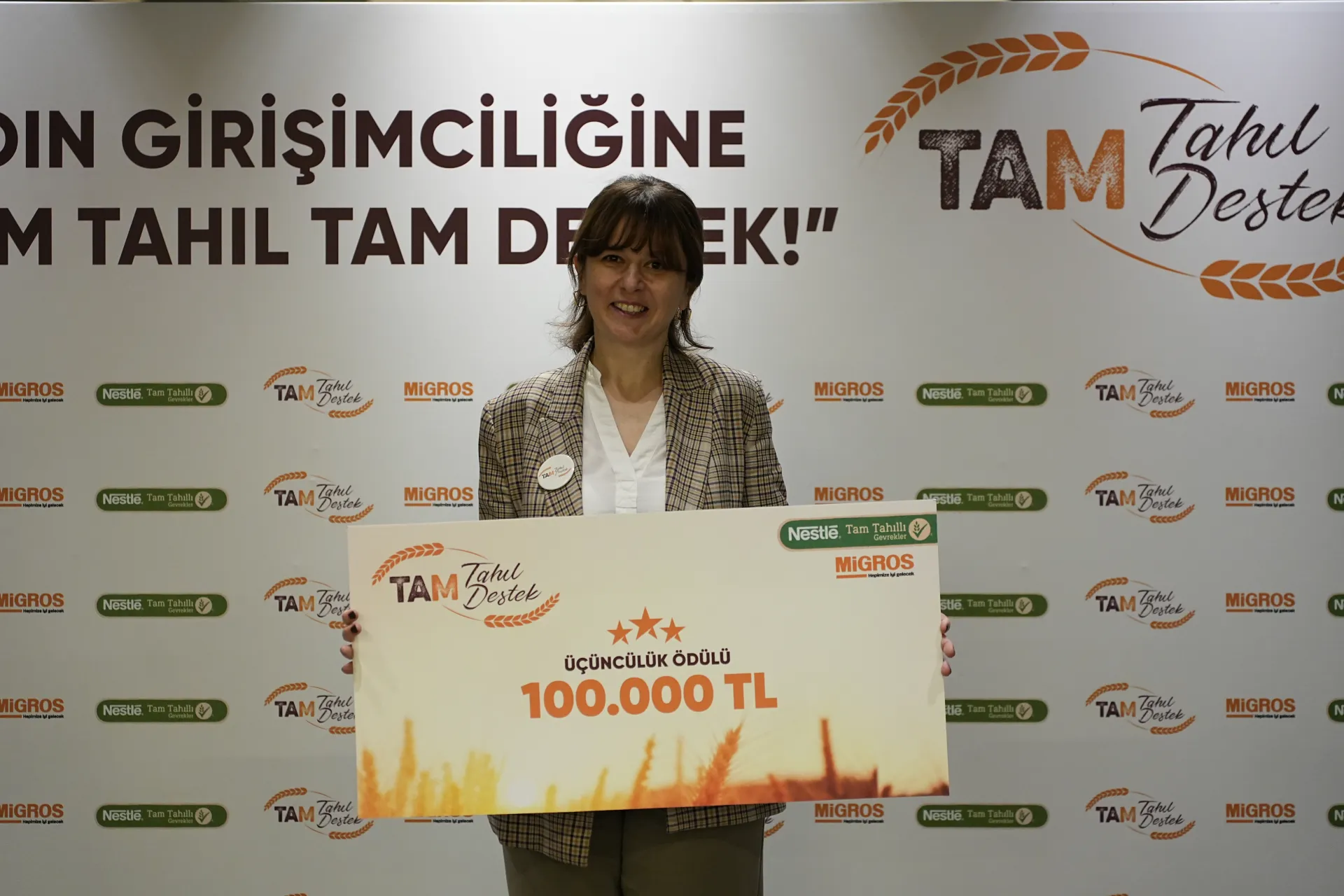 Atık durumdaki meyveleri hammaddeye dönüştürdü