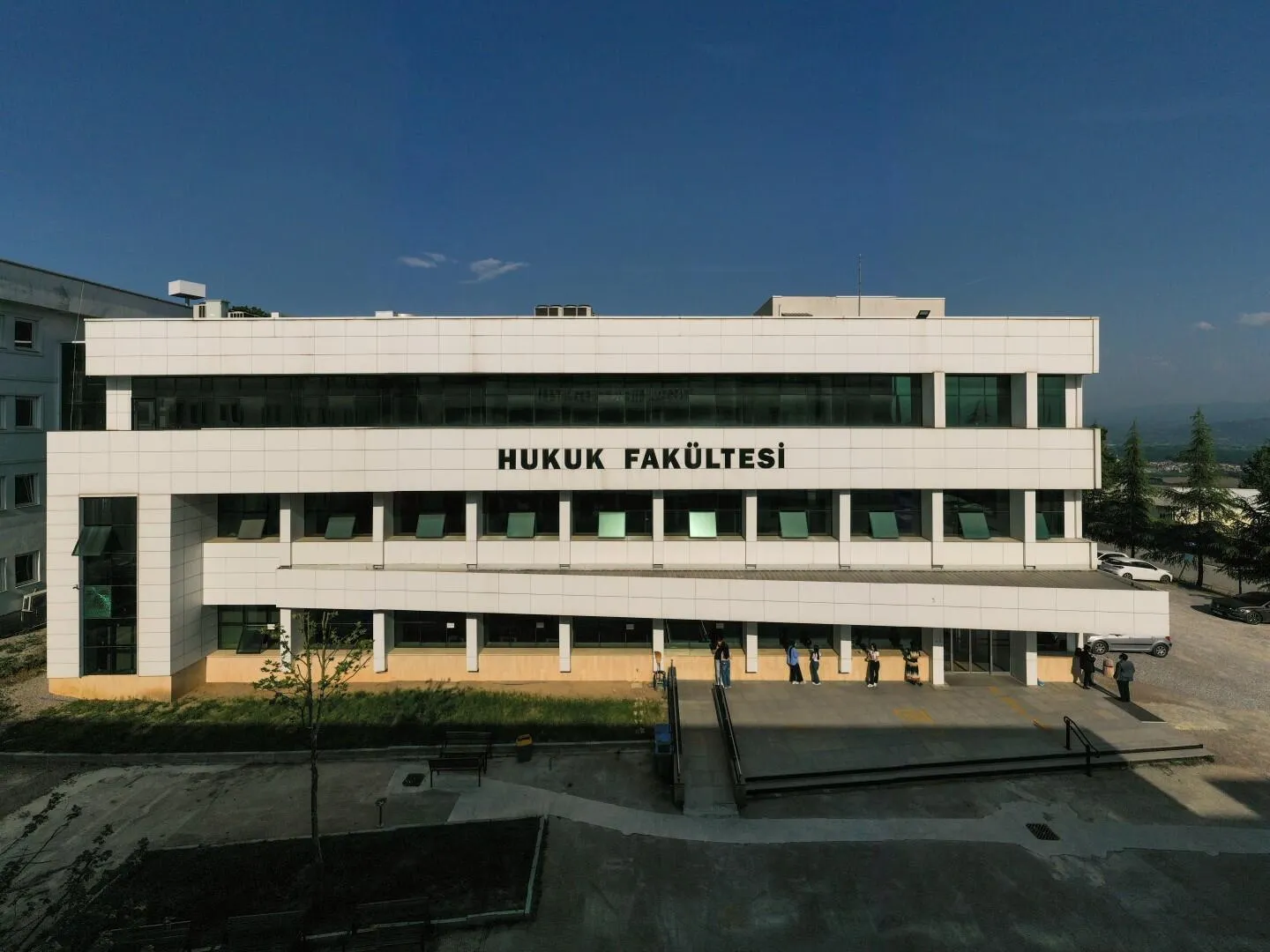 Geleceğin Hukukçularına Güçlü Akademik Altyapı ve Kariyer Fırsatı