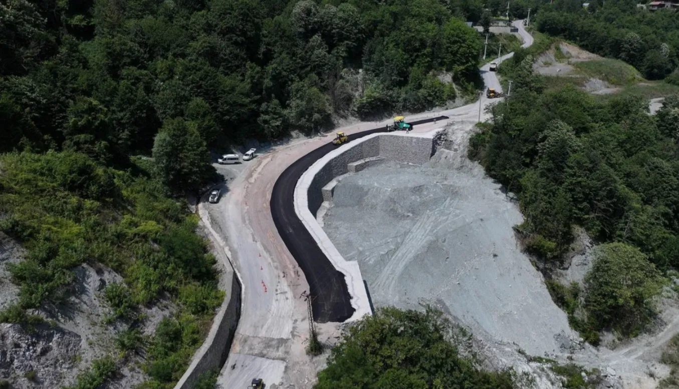 Büyükşehir, Sapanca’da heyelan riskine karşı yolu güçlendirdi, ulaşımı yeniledi