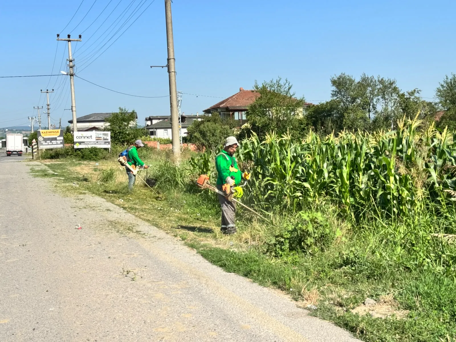 Yol Kenarlarında Kapsamlı Bakım ve Ot Temizliği