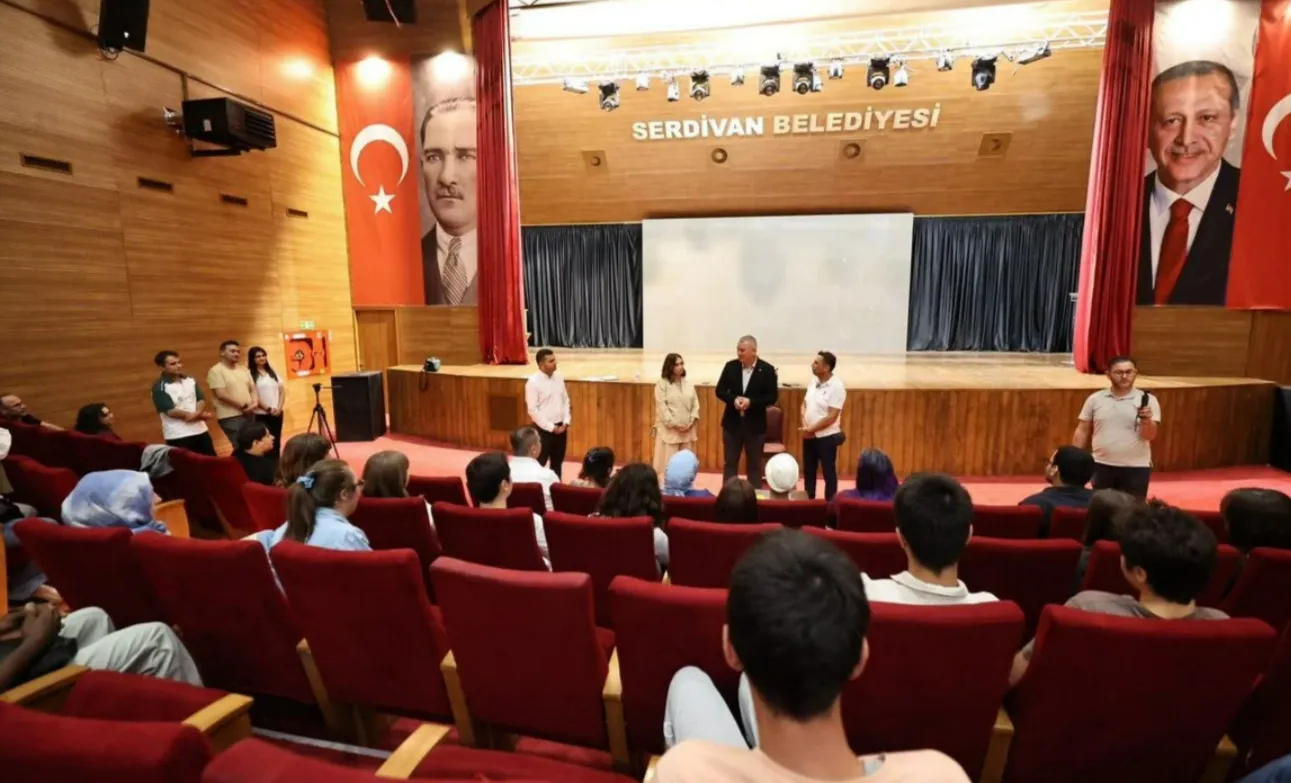 Sahne Hayallerine İlk Adım: Serdivan Belediyesi'nin Tiyatro Eğitimleri!