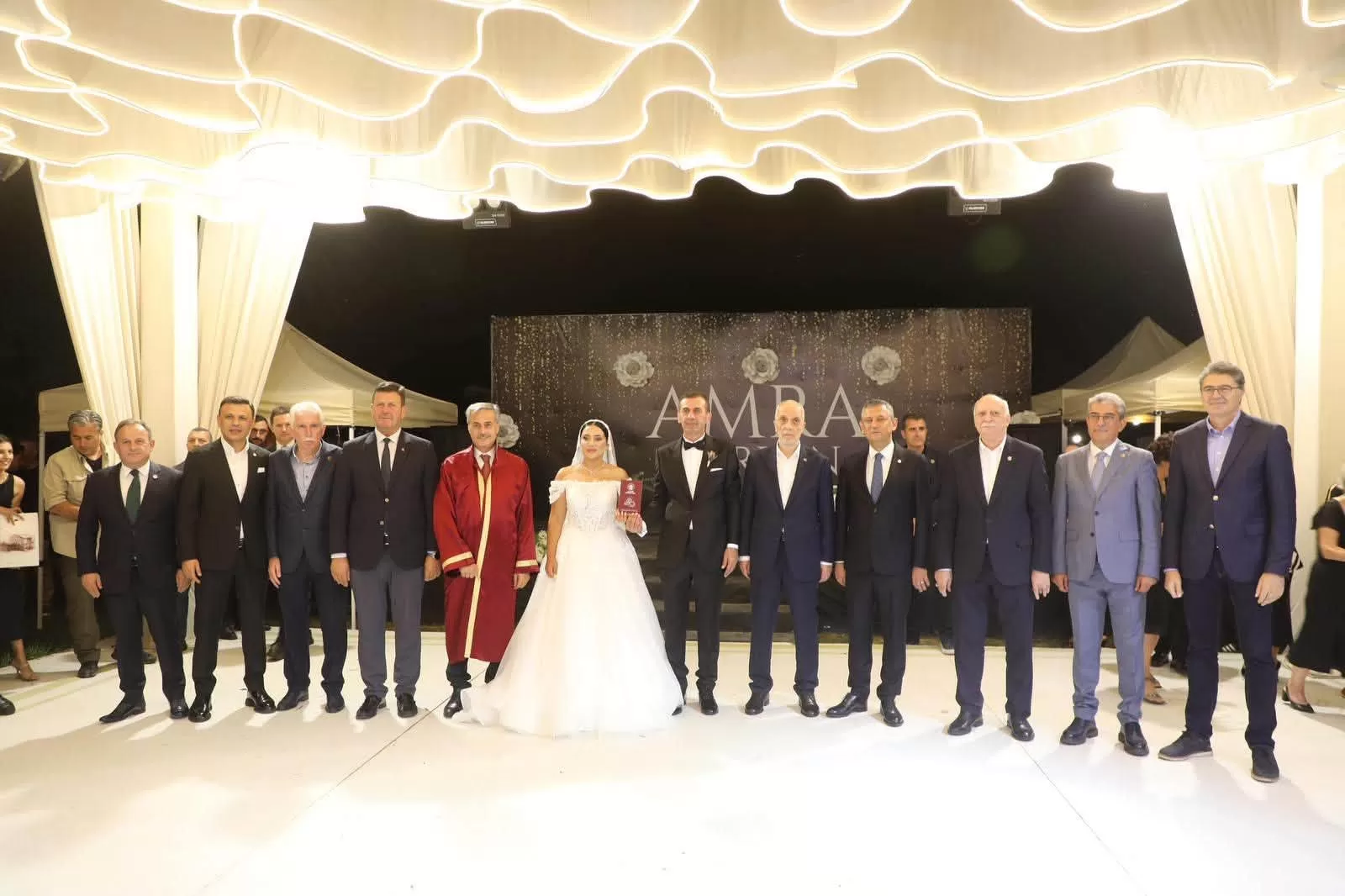 Özgür Özel Oğuzcan Curoğlu'nun düğününe katıldı