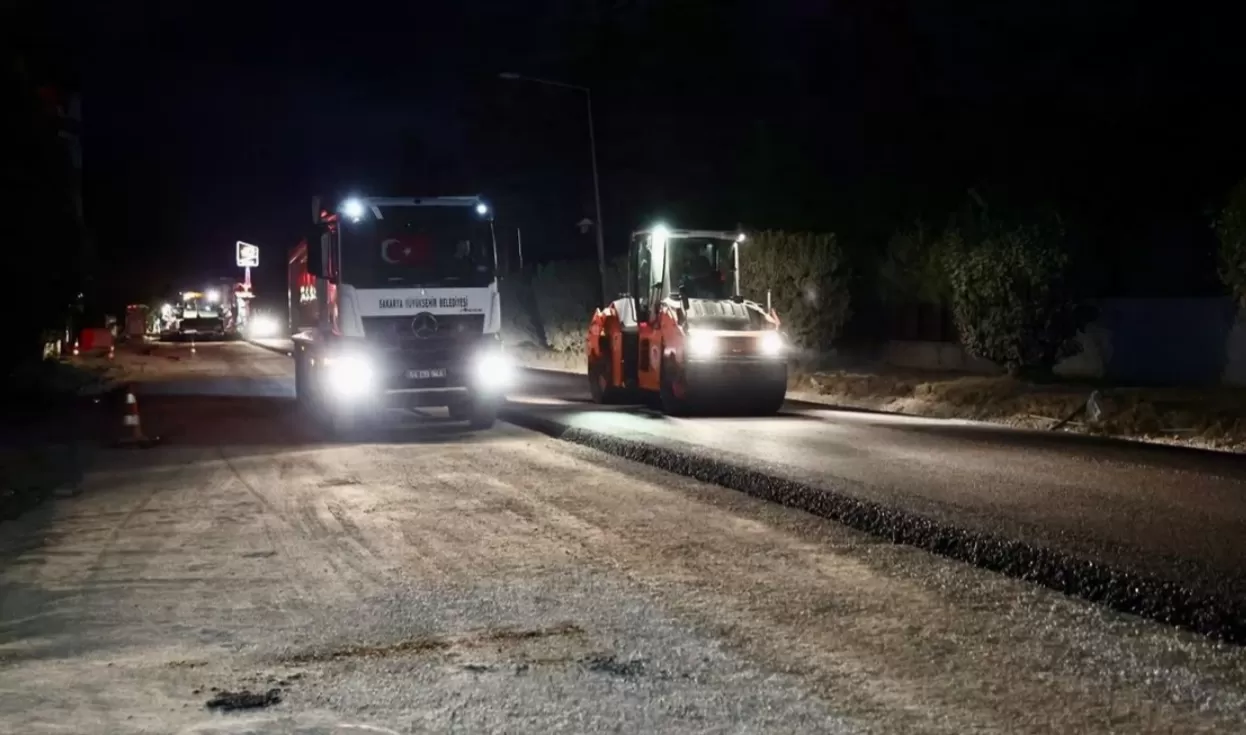 Arifiye Atatürk Caddesi’nde geceden sabaha uzanan asfalt mesaisi
