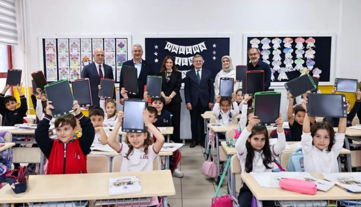 Osman Çelik'ten minik öğrencilere sürpriz ziyaret