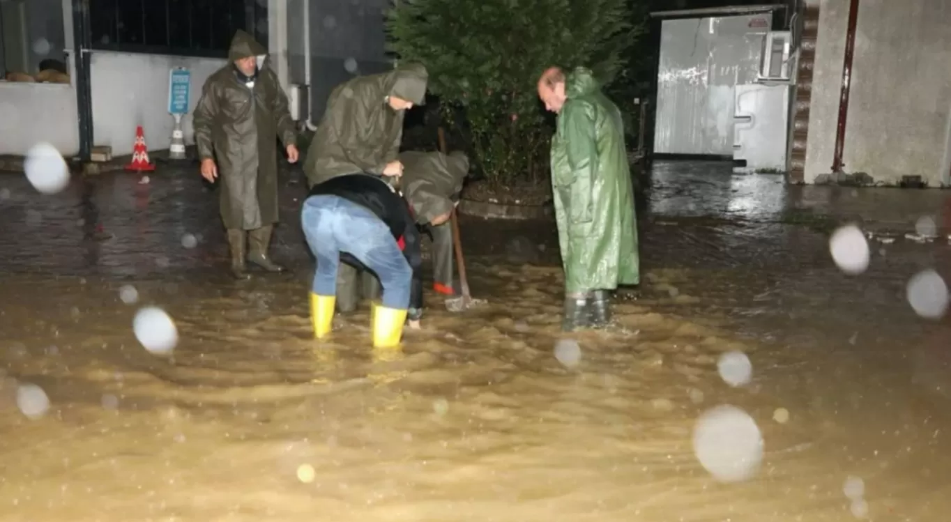 Ferizli'de gece boyu yağış mesaisi