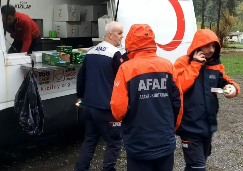 Kızılay'dan Sakarya'daki sel bölgelerine destek