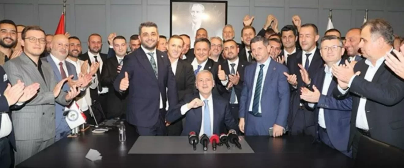 SATSO başkanlığı seçimini kazanan Akgün Altuğ ve ekibinden zafer pozu
